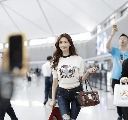 林志玲穿针织短袖衫配牛仔裤走机场,双腿缝隙太抢镜