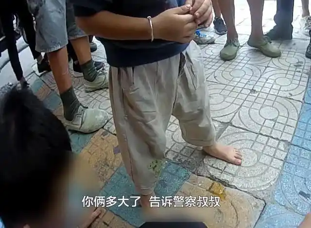 家长一时疏忽,贵阳一对双胞胎男童竟光脚走失!