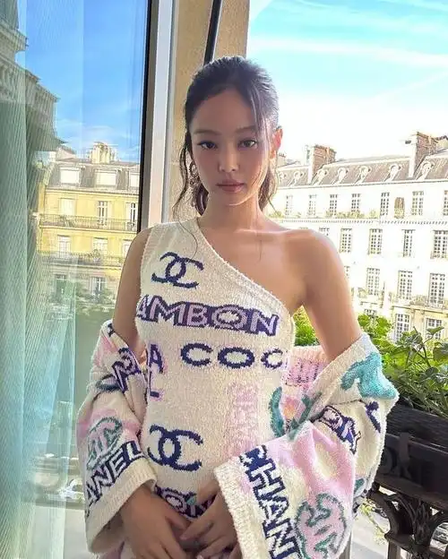 jennie白色斜肩短裙超级性感,直角肩好美好高贵,让人忍不住沦陷