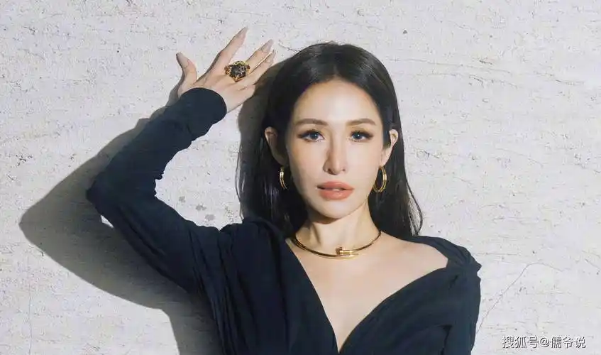 当时的萧亚轩身穿淡蓝色长裙,被工作人员扶着,一瘸一拐来到现场,表情