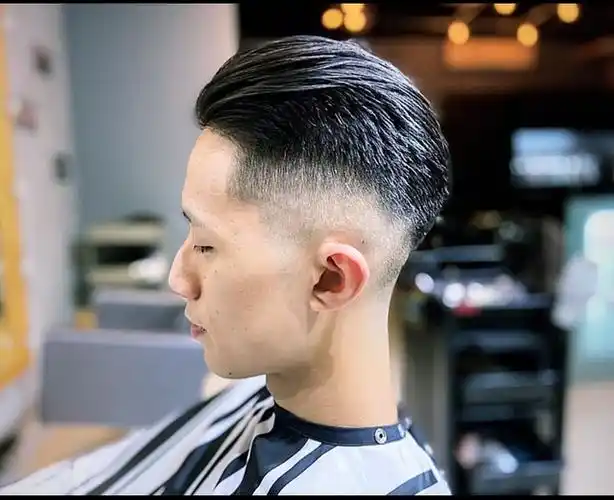 能展现出男人的气场,很是自信霸气,身为男人这样的发型一定要试一试