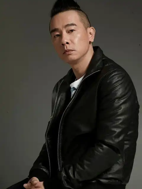 陈小春外表霸气,其实很怕老婆,给老婆在通讯录里备注竟是这个!