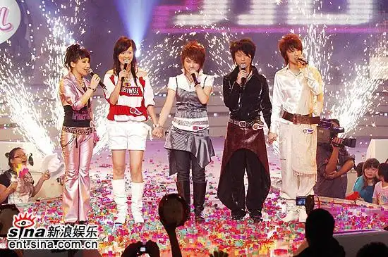 图文:超级女声总决赛6进5 五位选手手拉手登场