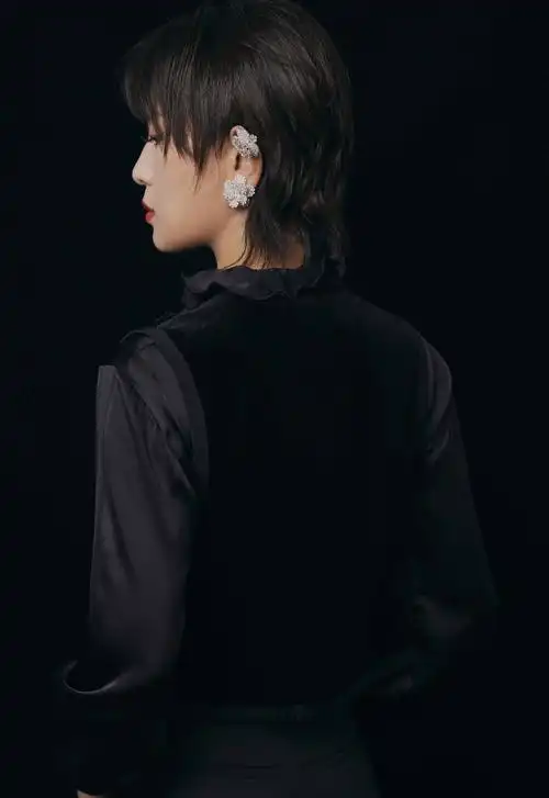 周笔畅纯黑酷飒写真照释出 强势耀眼气场全开