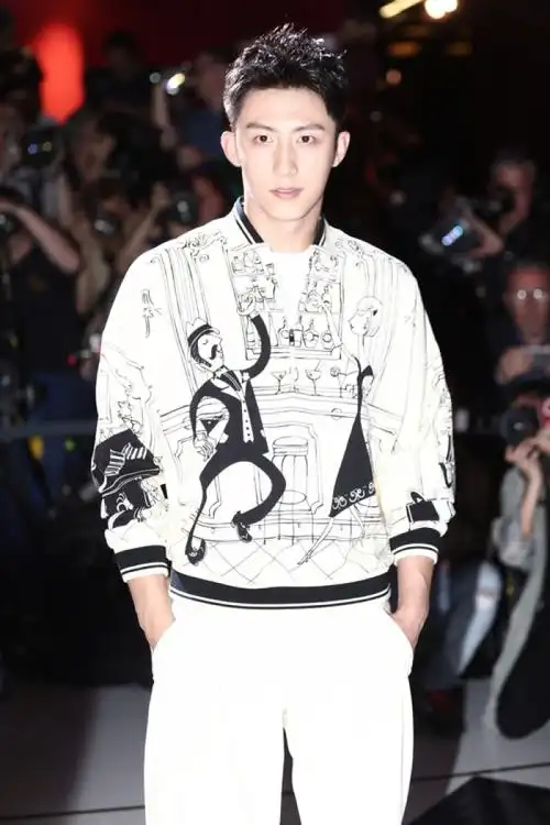 黄景瑜我家鲸鱼走秀那叫一个帅哦~cr. @duetpoet