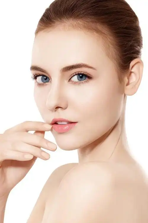 但是经常性的加班熬夜不仅让整个人的精神状况看起来不佳,皮肤也很