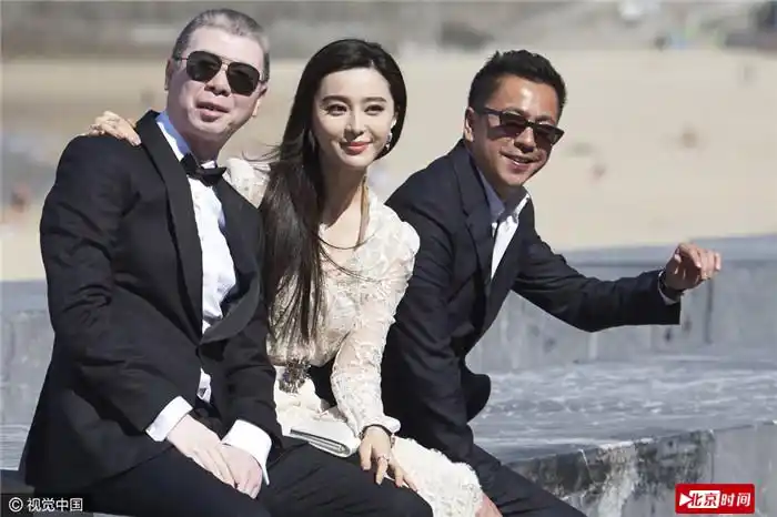 范冰冰掀裙不惧泄春光手搭冯小刚肩膀范爷风范十足