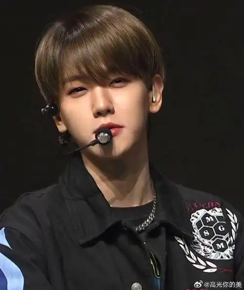 exo##边伯贤##边伯贤成立公司#漂亮小狗笑起来饱满的卧蚕尊嘟好堪爱