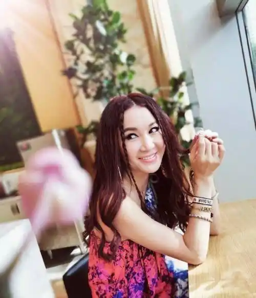 温碧霞的发型就有这样跟自己真实年龄不一样的特色,试问哪个50多岁的