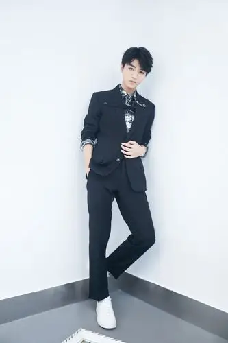 王俊凯周年演唱会唱跳solo 展露舞台王者风范