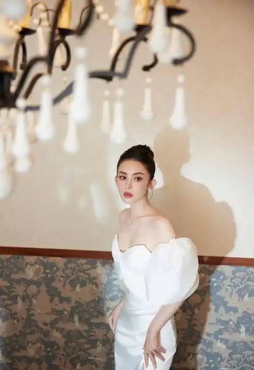 古力娜扎美照曝光,卷发搭配白色抹身材裙,散发着迷人魅力_时尚_女性