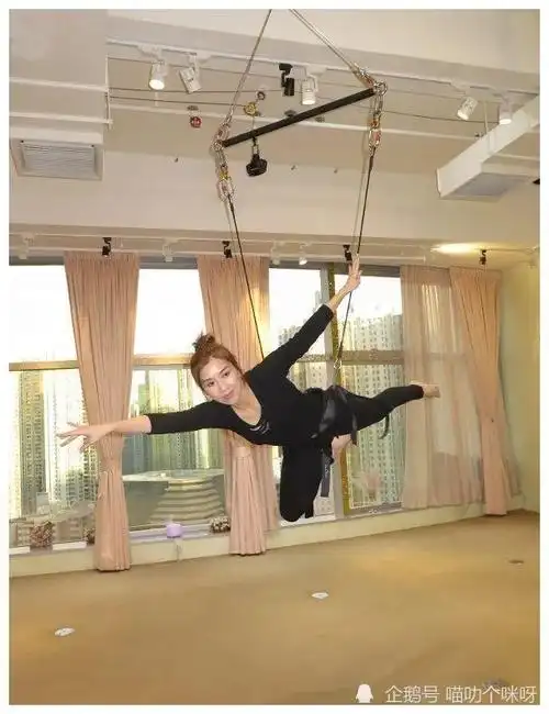 黄智雯也不甘示弱,据知这次她为台庆演出也是完全豁出去了,跳舞出身的