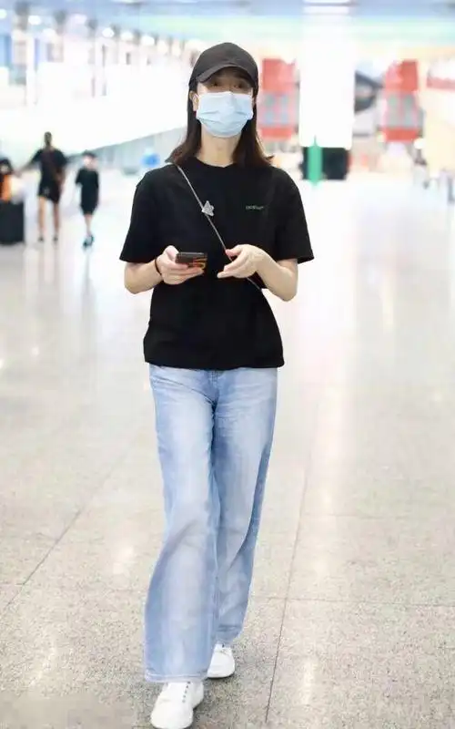 左小青45岁还这么年轻穿t恤配牛仔裤走机场青春洋溢不显老