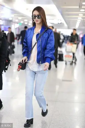 赵丽颖穿着淡色的牛仔裤,如果你的皮肤够白,这样更能穿出仙女范儿.