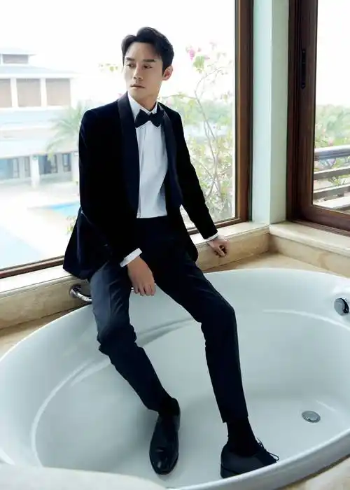 王凯身高182cm,优越的身材比例堪称完美,加之本人对形体的严苛自我