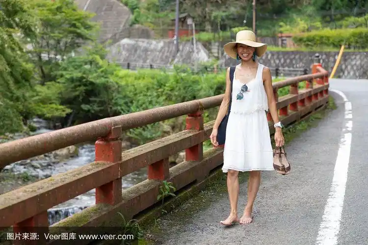 赤脚走在街上的女人