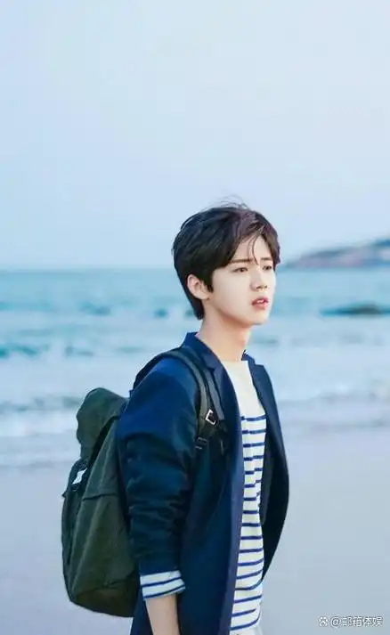 "鹿晗逆龄造型争议:34岁带货王,撞脸刘雪华?