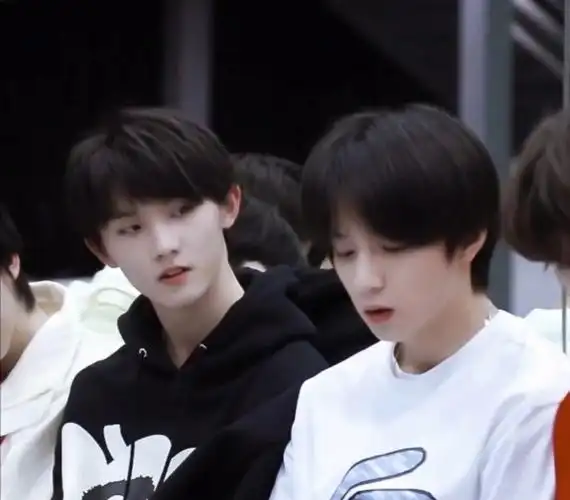 16岁的马嘉祺对13岁的刘耀文说以后出门不