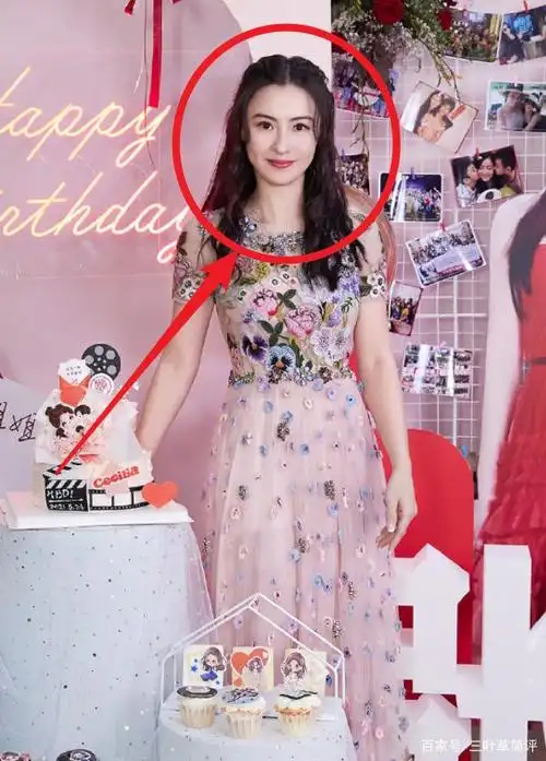 张柏芝手捧螺蛳粉庆祝生日41岁好显嫩生图下的腿型却亮了