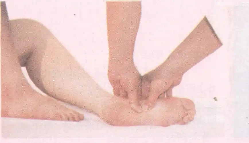 双拇指按揉足底法-推拿手法-医学