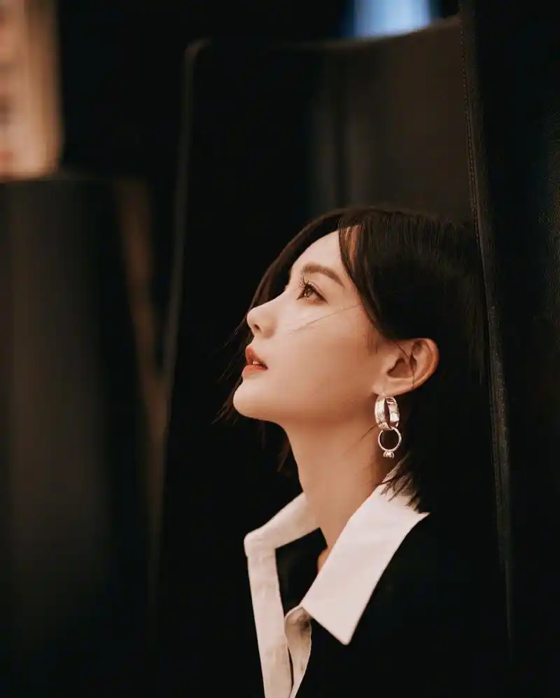 星闻#  李一桐飘逸的短发尽显干净利落,精致的妆容展示高贵冷艳,白边