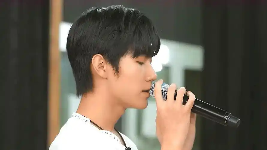 《台风蜕变之战》第1期个人测评歌曲完整版:张真源《消愁》-音乐视频