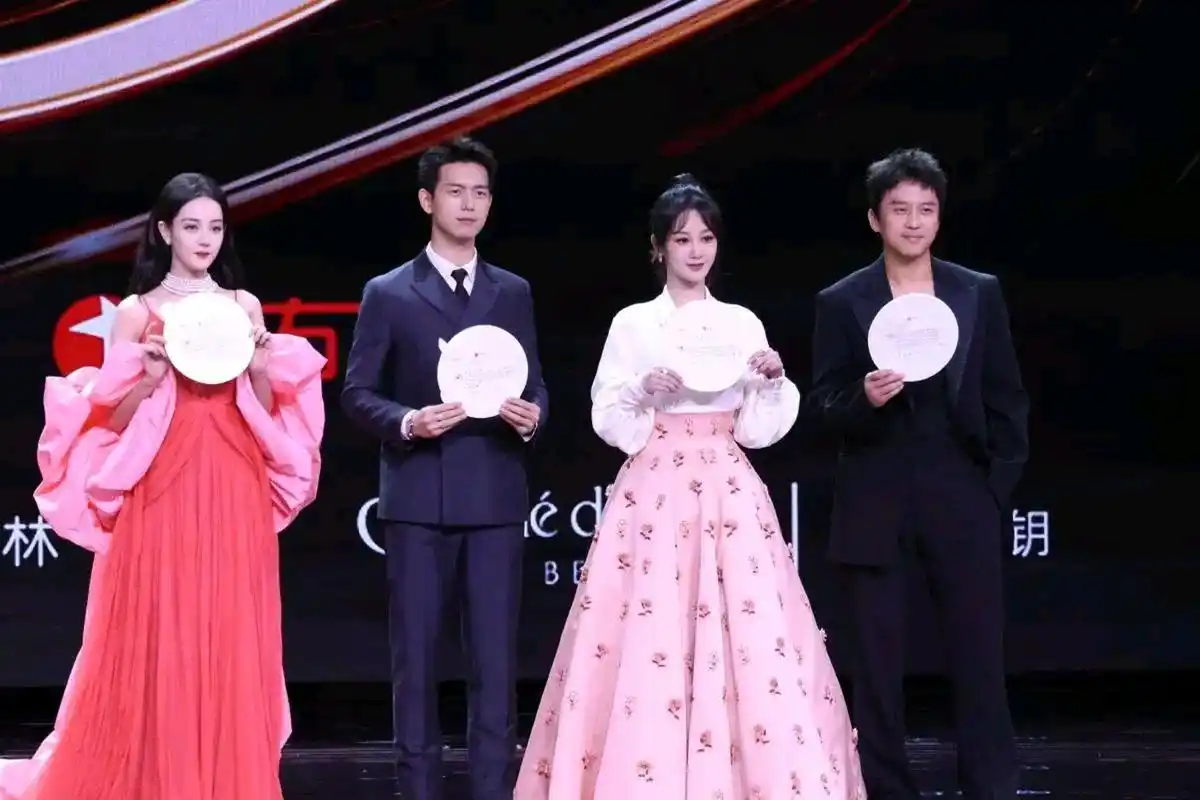 杨紫和迪丽热巴的三次同框,之前一直以为热巴更高一些,没想到她俩竟然