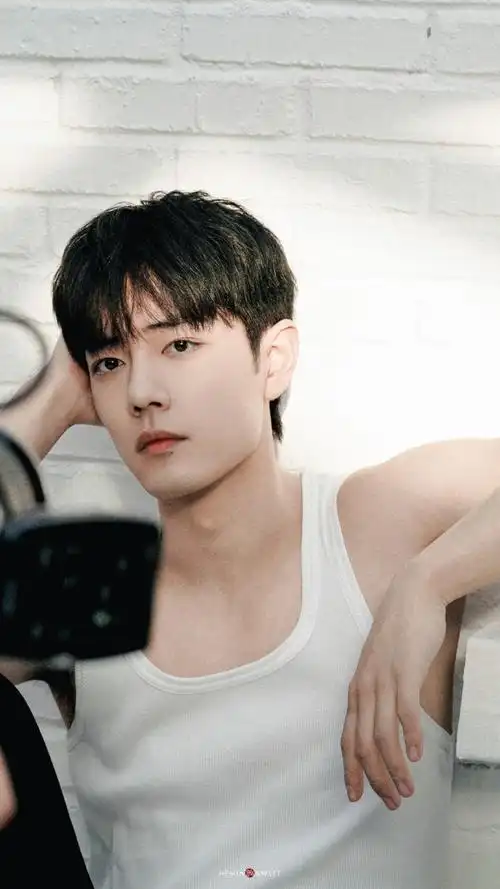 肖战##肖战顺毛白背心