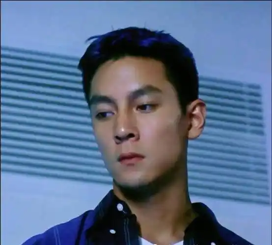 吴彦祖晒近期活动照片,像极了内普斯_演技_黑衣_一身