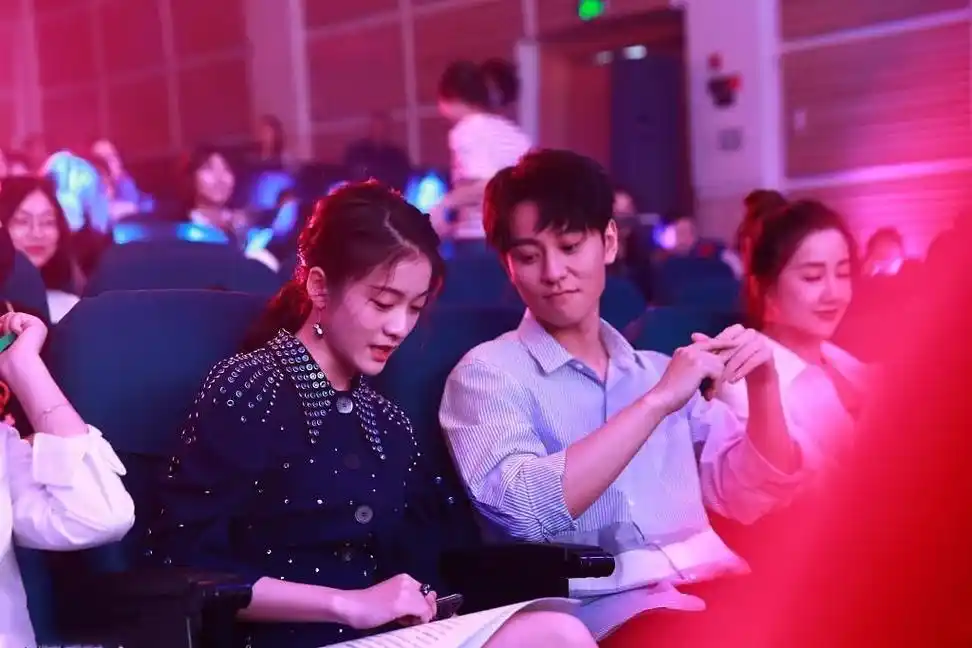 新《泡沫之夏》cp 张雪迎托腮翘美腿和秦俊杰热聊对视!