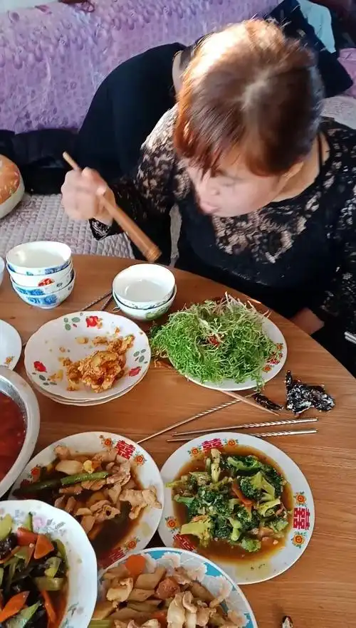 过年家人在一起吃饭