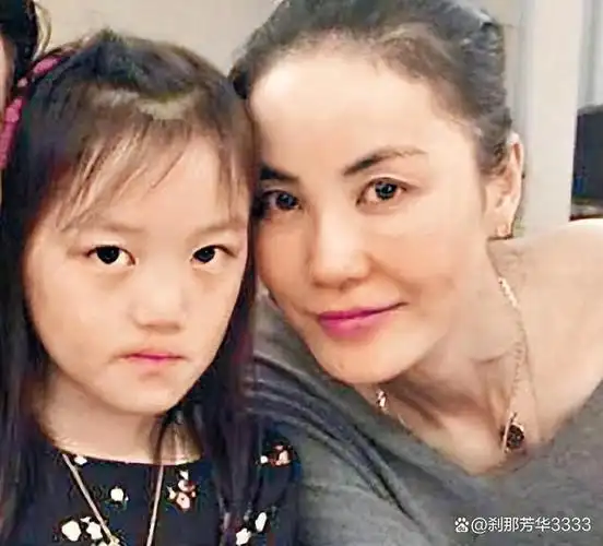 王菲母女同框颈纹透露真实年龄李嫣身高赶上妈妈模样变化大