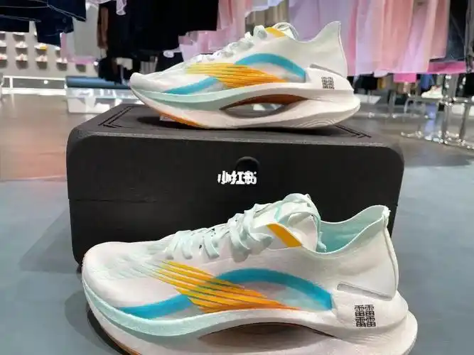 中国李宁绝影高回弹跑步鞋