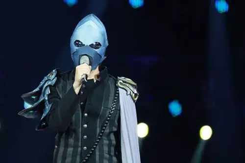 神秘飞行猜评员"地球套路深我想回火星"以蒙面歌手身份强势空降,和