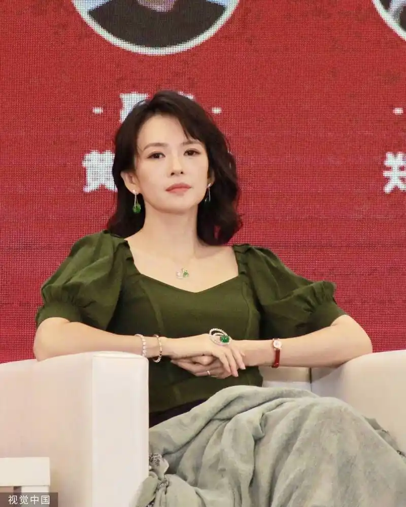 章子怡离婚后首露面!人前笑颜,人后冷脸,刚离婚就有95后追求!