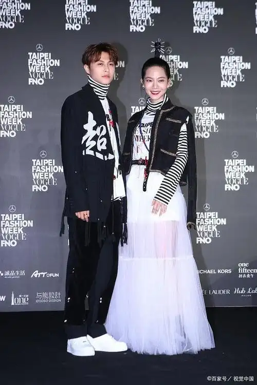 爱情稳定!鹿晗与关晓彤在东京街头被偶遇,低调漫步