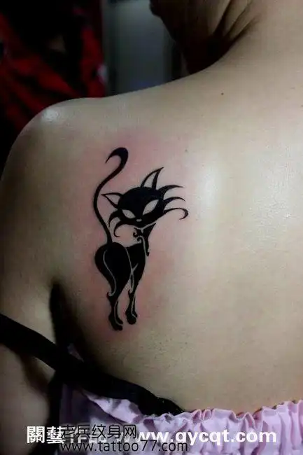 女孩子肩部流行可爱的图腾猫咪纹身图案