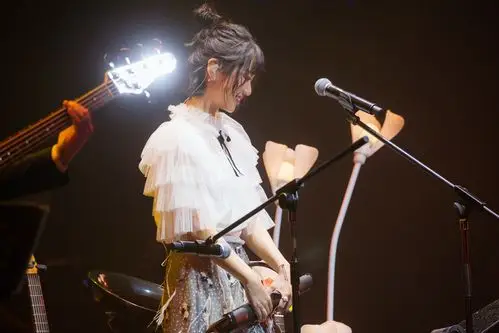 谢春花"花乐时"演唱会大玩改编 即兴哼唱俏皮可爱