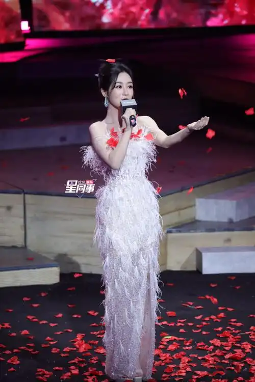 杨紫长相思演唱会哭了##杨紫流光羽毛裙##杨紫逆应援##扶杨紫的小姐