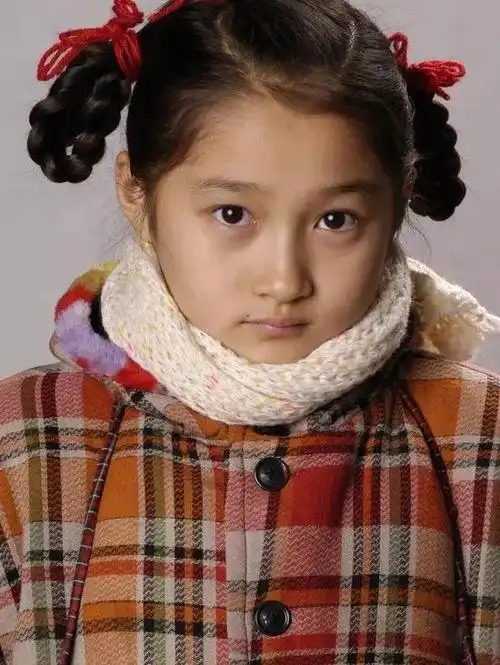 关晓彤姐姐小时候也漂亮