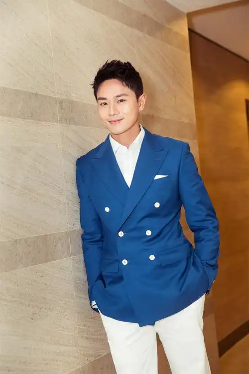 曹骏西装出席时尚活动简约雅致一展绅士魅力