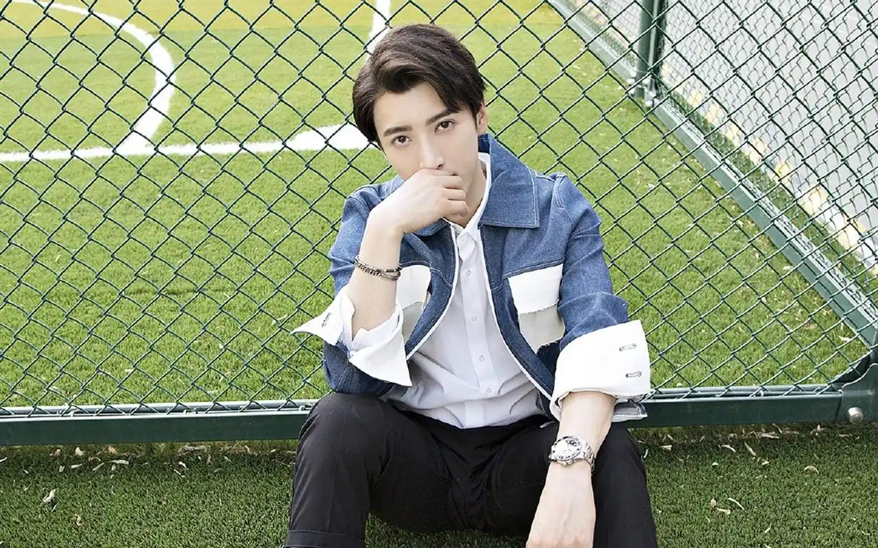 应昊茗阳光帅气户外写真图片桌面壁纸