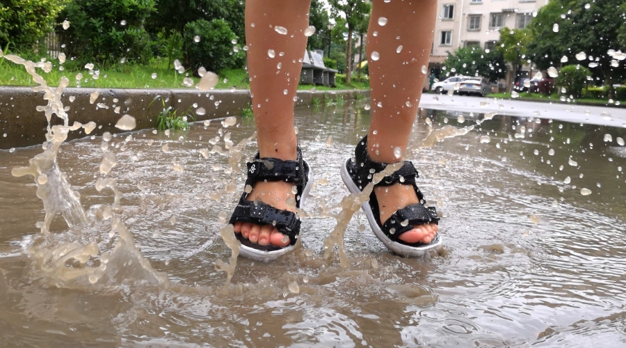 梅雨季陪孩子一起踩水坑