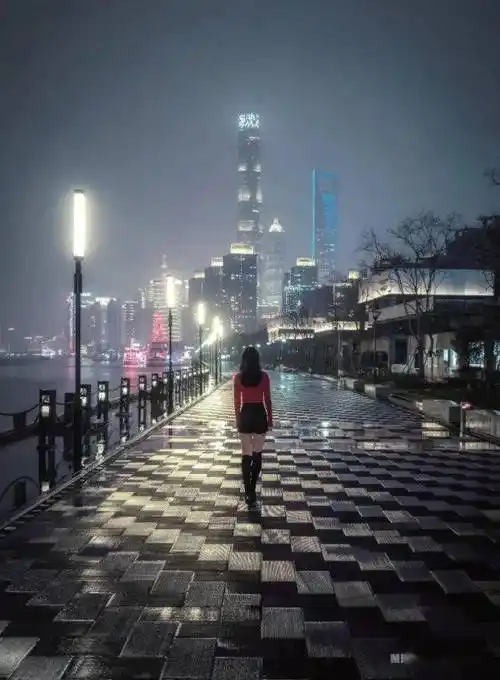 这是一张背影人像,由于无法表现人物的面部,更侧重于表现一种特定的