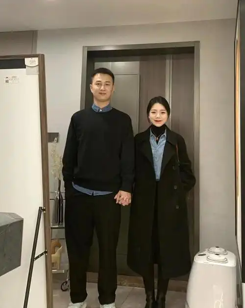 这才是普通夫妻的穿搭示范,180老公遇上158老婆,打扮大方又耐看_网易