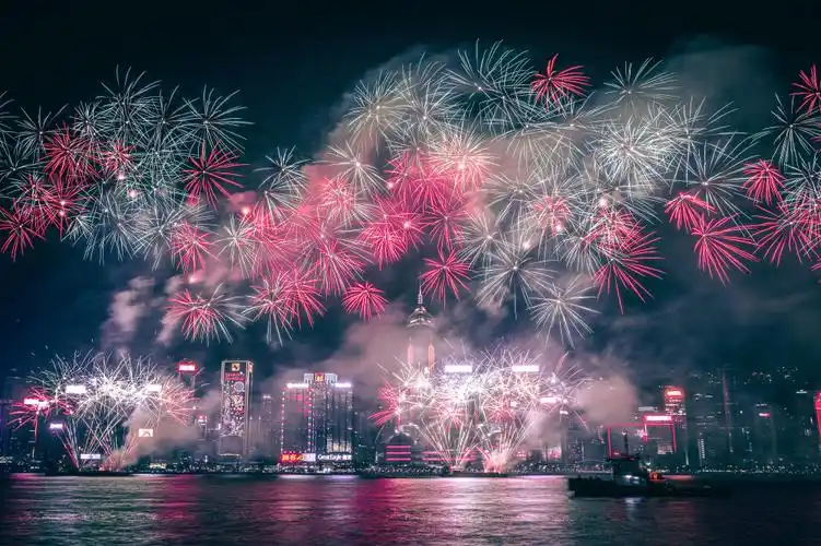 龙腾四海|香港2万3千余发烟花绚烂,祈愿"龙年新传奇"