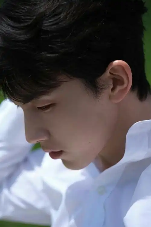 郭俊辰最新写真大片白色衬衫清爽优雅绝美侧颜惊艳时光