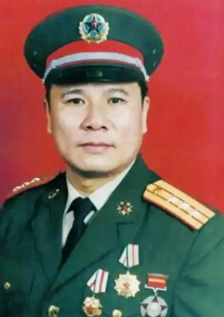 战斗英雄黄招强曾近身毙敌17人后任驻港部队副参谋长