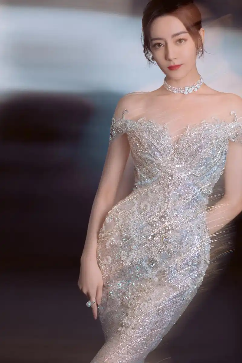 迪丽热巴穿"星河裙"大秀性感曲线,香肩美背一览无余,身材一绝