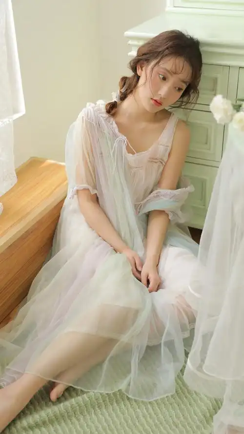 露肩吊带美女手机壁纸